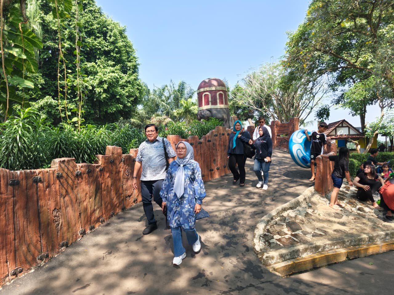 Audiensi ke Water Kingdom Mekarsari bertemu dengan Ibu Direktur beserta Staf dan Tim APINDO Kab.Bogor. Alhamdulillah UMKM Binaan APINDO telah meliki 4 booth titip barang secara permanen dan akan segera membuka booth lagi oleh Bidang Organisasi dan UMKM.